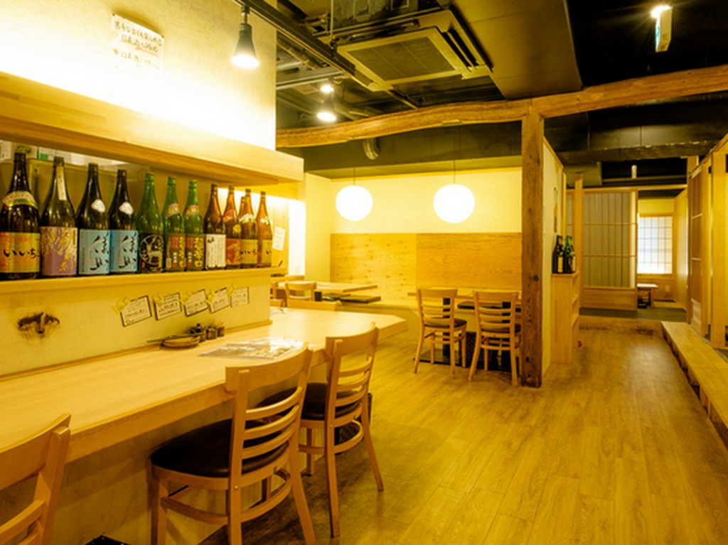木の温もりが感じられるカウンターで過ごす、一人呑みの夜