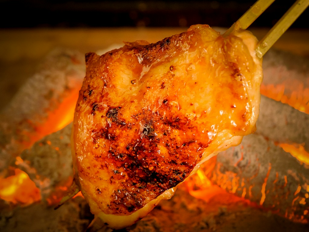 炭火で丁寧に焼き上げた極上の旨み。一度食べたら癖になる逸品