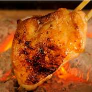 宮崎県の銘柄鶏「桜姫」を使用。大ぶりな鶏肉の切り身を、囲炉裏で豪快に焼き上げました。炭火でじっくり焼き上げ、凝縮させた肉の旨み。試行錯誤を重ねて完成させた、特製ダレとの妙を心行くまで堪能してください。