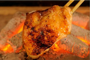 カリッと焼き上げたジューシーな味わい『山賊焼き』