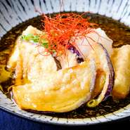 奈良県ならではの食材を取り入れたいと考え、肉厚な『丸茄子』を使用。油で揚げることで、しまりの良い身が柔らかくなめらかな食感になります。もっちりとした豆腐に、風味豊かな出汁をたっぷりかけて召し上がれ。