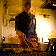 自分なりに研究を重ね、「料理」という分野を追求してきました。料理や接客面にも、お客様の意見を取り入れることを心掛け。より良いサービスを提供できるよう、スタッフ一同一丸となって取り組んでいます。