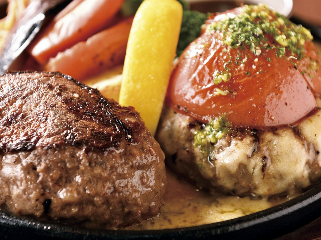 当店のこだわり満載の『荒挽きハンバーグとラムバーグ味比べ』