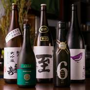 日本酒はその時１番美味しいものを中心に、流行りものから古酒まで常時１５種類ほどあります。料理にマリアージュするような日本酒を、シェフののだわりでセレクトしています。