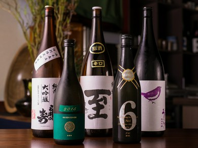 日本酒は、流行りのものから古酒まで充実のラインナップ