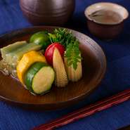 夏であれば北海道産の野菜を、冬場は本州の素材を仕入れて、彩の良い、美味しい野菜を使っています。野菜本来の持つ味わいを大切に、こだわりの出汁の旨味と合わせたシンプルな味付けで提供しています。