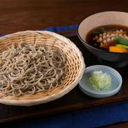 鴨が京都の京鴨、そば粉は北海道産のものを使用。両面かっちり焼いた鴨をオレンジ風味の出汁に漬け込み、鴨脂だけを抽出したしっかりめの漬け汁は、ネギとオレンジがアクセントに。ヌーベル和食風の一品です。