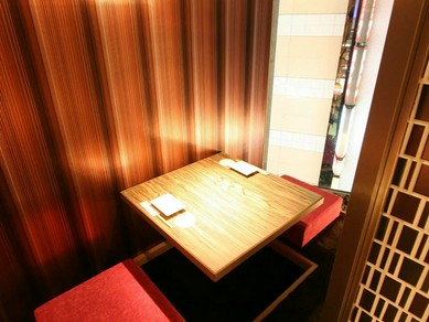 上品にまとめられた個室を2人だけのデートで利用