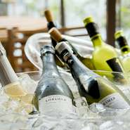 食前酒、食後種やグラッパと言われるイタリア特産のブランデーのような蒸留酒もご用意しています。
特にワインの種類は豊富で、ワイン好きの方やお料理に合うワインを楽しみたい方等、スタッフにお声かけ下さい。