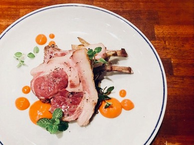 骨付きラム肉の瞬間スモーク＋ミントの香り～パプリカのソースで～　100g