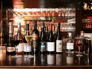 セラーで管理されている100種類以上のイタリア産ワイン