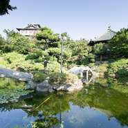 窓からは美しい日本庭園を見渡せます。季節ごとに色を変え、移ろう景観を眺めながらのお食事は至福のひととき。島全体が、天然記念物に指定されている蒲郡竹島も望めます。