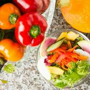 色鮮やかな季節の野菜の数々、サラダや鉄板焼きで堪能