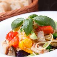 その時期の旬の野菜はもちろん、冬場から春の時期1月～5月程度までは地元沖縄の野菜を中心にしながら料理を味わうことができます。その時々の旬の野菜が使われた料理はどのようなものが出てくるのか楽しみです。