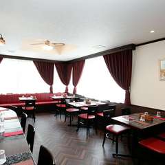 レトロモダンで懐かしいながらもおしゃれな雰囲気の店内