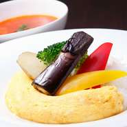 『チーズオムライスのスープ仕立て』は、鶏のダシで炊いた健康的で旨味のある麦ごはんとチーズを使ったオムライスです。スープをかけてお召し上がり下さい。クリームシチューやビーフストロガノフも登場する予定です