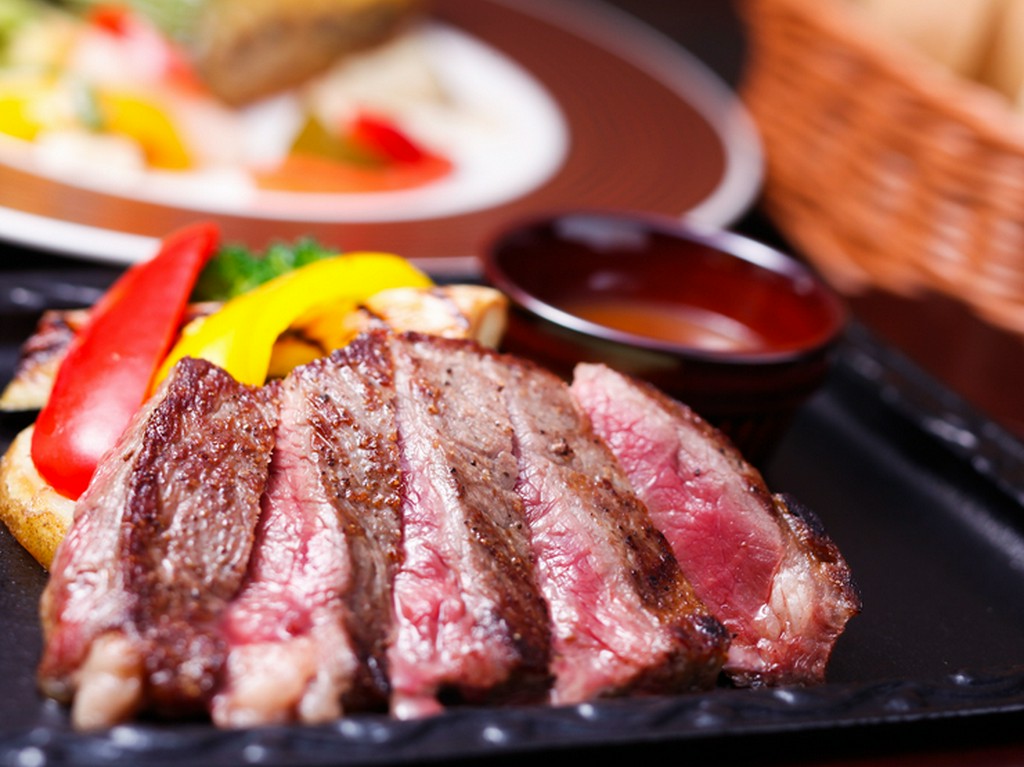 鉄板で食べる『オースト産 穀物牛のステーキ 赤ワインソース』