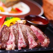 沖縄の人のソウルフードとも言えるステーキが、洋食店でも食べられます。ステーキ店と同様に鉄板で提供。ジューシーなお肉に合わせるソースはイタリアンやフレンチ風に赤ワインソースでいただきます。