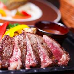 鉄板で食べる『オースト産 穀物牛のステーキ 赤ワインソース』