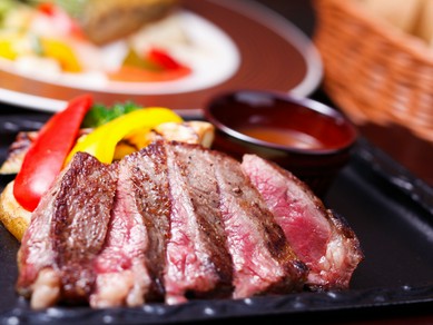 鉄板で食べる『オースト産 穀物牛のステーキ 赤ワインソース』