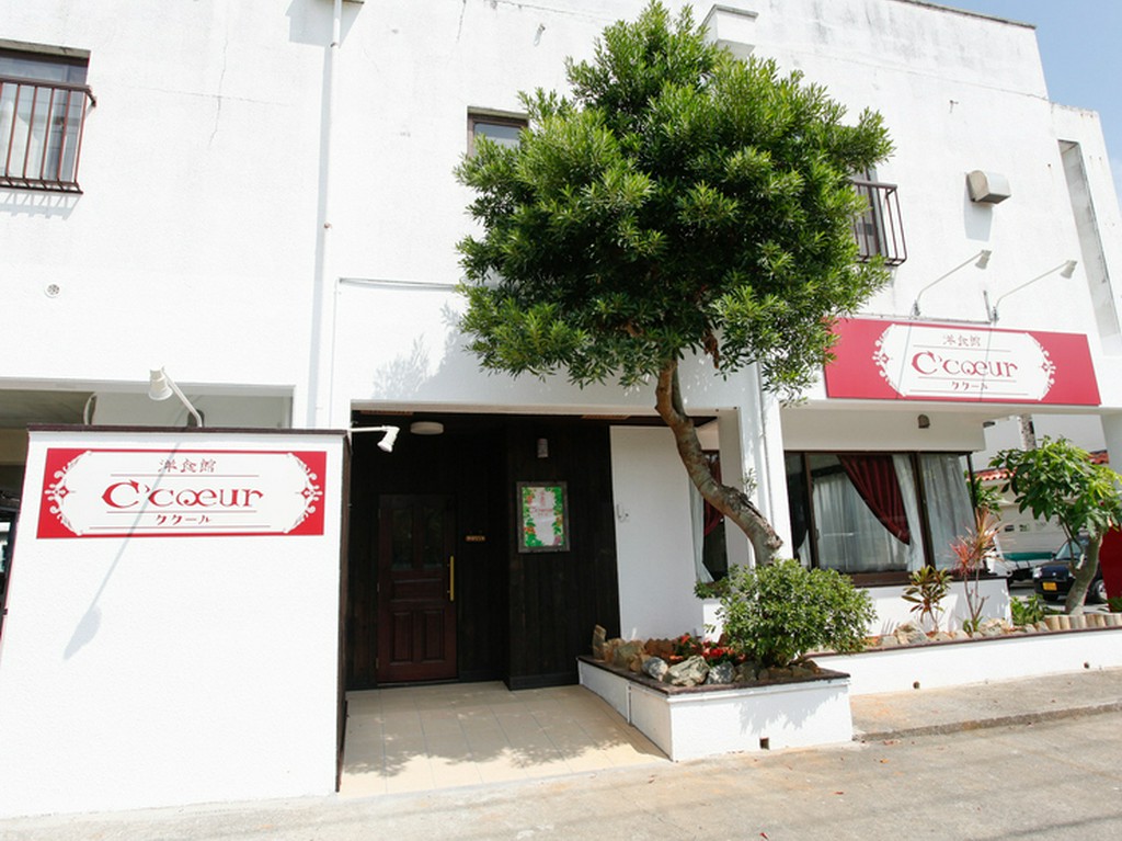 爽やかな白い壁が目を引く外観