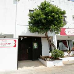 爽やかな白い壁が目を引く外観