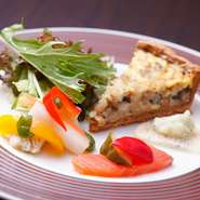 旬の野菜などを多く使った『前菜の盛り合わせ』は、旬の野菜の味の濃さや栄養がたくさん詰まっています。1月から5月は沖縄の地元野菜も使います。基本的な料理にはセットで付いてきますので、ご堪能ください。