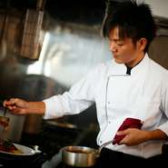 洋食店にしたのは、カジュアルに入りやすい雰囲気にしたかったからです。沖縄の人にイタリアンやフレンチを認知して欲しいという気持ちもあり、硬くならないようなゆったりとした雰囲気作りを心がけています。