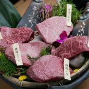 炭火で焼き上げた極上ステーキ。余分な脂は網から落ちるので旨味だけが残ります。