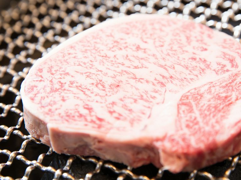 目の前の炭火で焼き上げられる肉の香りにそそられる『ステーキ　特選ロース芯』