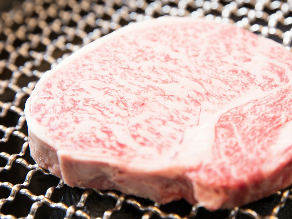 目の前の炭火で焼き上げられる肉の香りにそそられる『ステーキ　特選ロース芯』