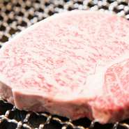 肩ロース、リブロースから取れるお肉。ロースの中でも味がよくて柔らかい部分です。炭と網で焼き上げるので余分な脂が落ち、旨みだけが残ります。（130g）
