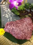 お尻のお肉。お尻の中でも先の部分。ランプよりやわらかく、霜降りがいい。 