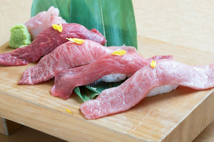 新鮮な牛肉だからこそ実現できる『炙り特選寿司盛り合わせ　四貫』