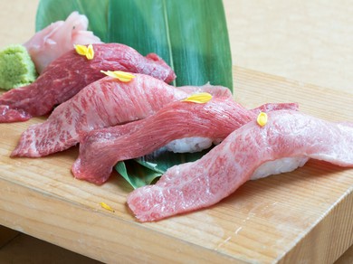 新鮮な牛肉だからこそ実現できる『炙り特選寿司盛り合わせ　四貫』