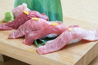 さんかく、タン、ミスジ、赤身を贅沢に寿司でいただく逸品。良質な肉にこだわっている肉屋ならではの寿司盛り合わせです。