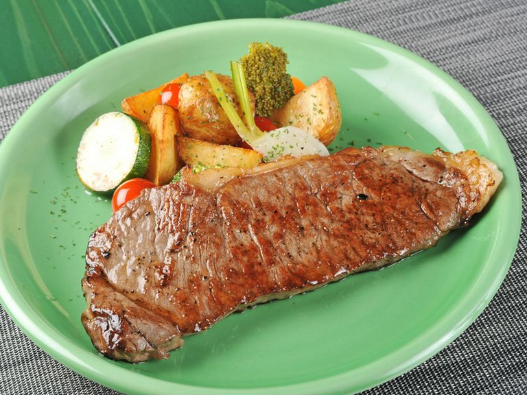 地元で育った肉や産直野菜のみを使い、洋食とスイーツを手づくり