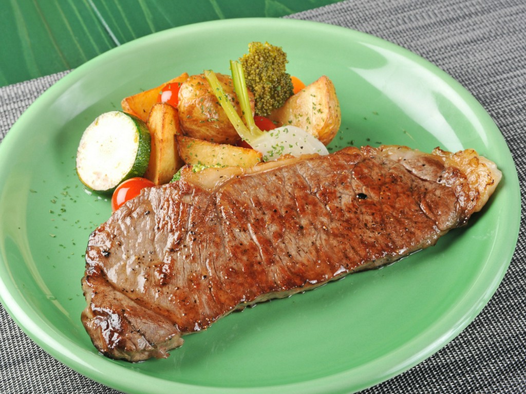 地元で育った肉や産直野菜のみを使い、洋食とスイーツを手づくり