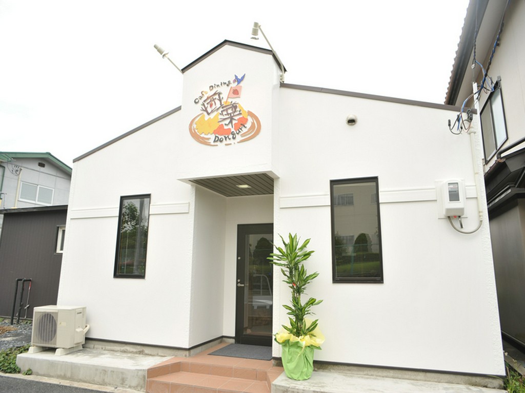 食べて、話して、笑って、自分の家の居間のようにくつろいで