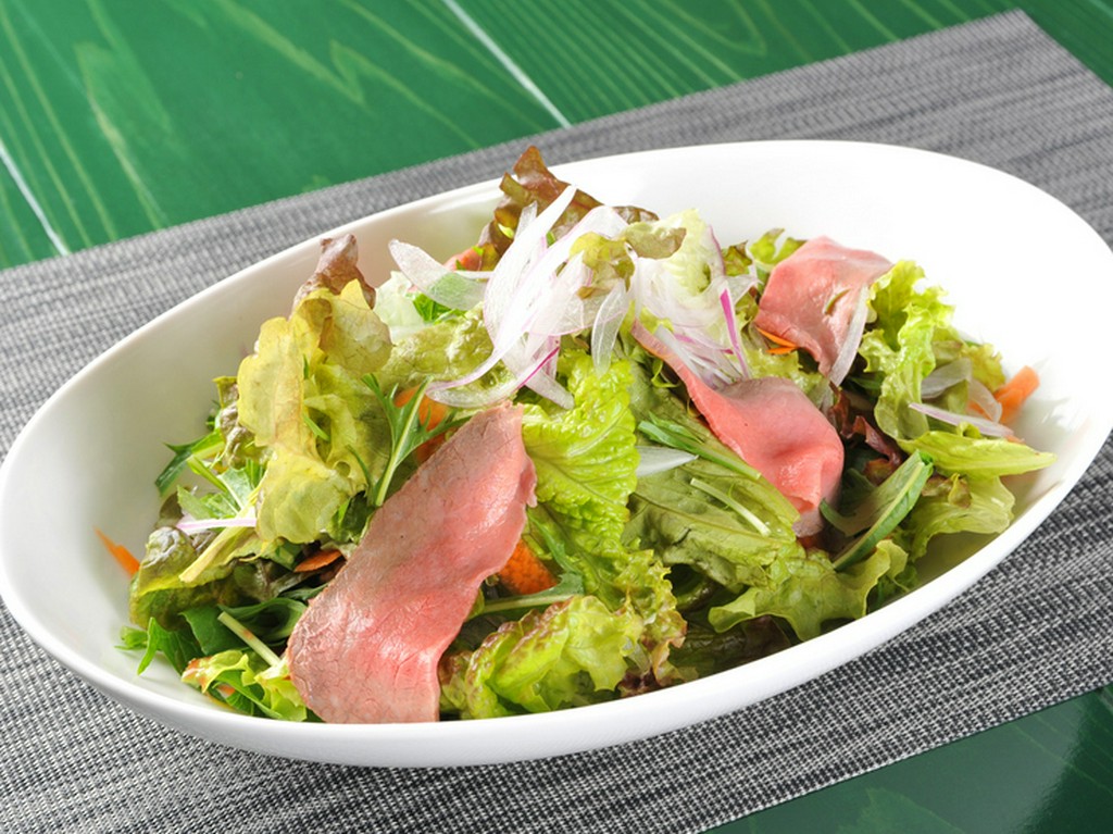 野菜もたくさんとれる『いわて門崎丑のローストビーフサラダ』