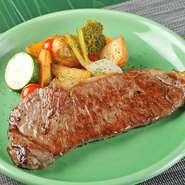 洋食のおいしさの決め手になる肉は、岩手の大自然の中で育つ黒毛和牛「いわて門崎丑」と赤身にコクがある「館ヶ森高原豚」を使用。ステーキ、ローストビーフ、ソテー、ミートソースの一品で旨みを堪能できます。