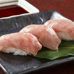 脂の旨味がお米に絡む、絶品の『前沢牛炙り握り（3貫）』