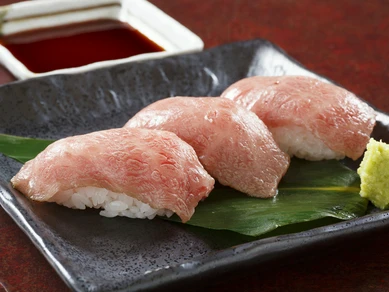 脂の旨味がお米に絡む、絶品の『前沢牛炙り握り（3貫）』