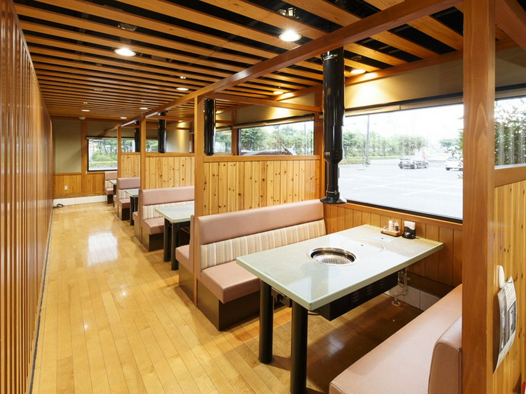 明るく広い店内。仕切りが高く、プライベート感あり