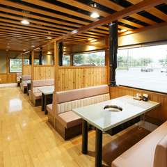 明るく広い店内。仕切りが高く、プライベート感あり