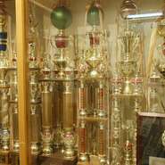 店内に並ぶ数々のトロフィーは、美味しさの証