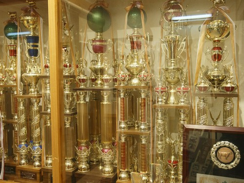 店内に並ぶ数々のトロフィーは、美味しさの証