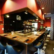 カウンター8席のみのゆったりとした空間は、6名から貸切での利用もOK。豪華食材が揃ったコース料理も充実しており、接待や大切な方へのおもてなしに、いかがでしょうか。