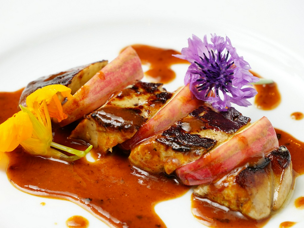 『フォアグラの鉄板焼き』など、ワインと好相性の料理揃い