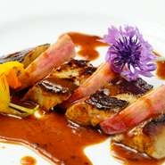 スペイン、アメリカ、フランス、チリ、イタリアの5か国から選りすぐりのワインが揃っており、料理と合わせて楽しめるのも魅力の一つ。数々の名店で修業を積んだ料理長の料理を一層引き立ててくれます。